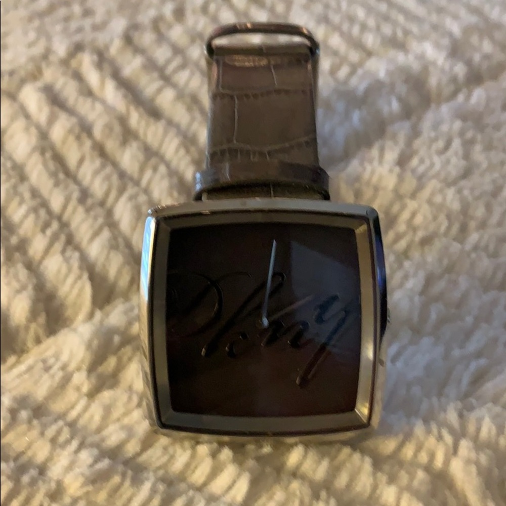 DKNY GREY BAND OVERSIZED FACE watch NEEDS BATTERY